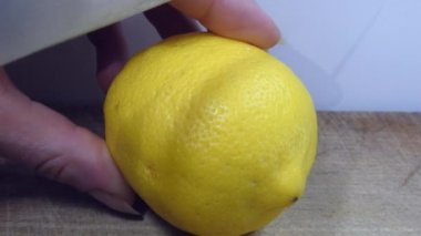 küçük bıçak ikiye limon kesti
