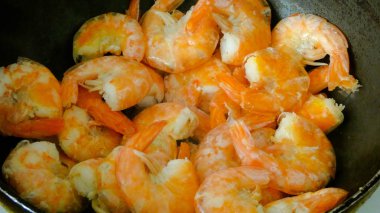 Tavada pişirilen karides. Close