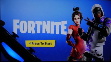 İki hafta video oyunları görüntüleri yakın çekim oynamak. Adam büyük ekran Tv ile popüler bir oyun oynar. 28 Mayıs 2019. İtalya Roma