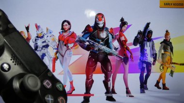 İki hafta video oyunları görüntüleri yakın çekim oynamak. Adam büyük ekran Tv ile popüler bir oyun oynar. 28 Mayıs 2019. İtalya Roma