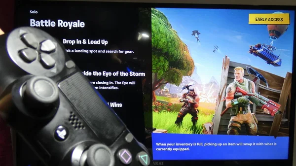 İki hafta video oyunları görüntüleri yakın çekim oynamak. Adam büyük ekran Tv ile popüler bir oyun oynar. 28 Mayıs 2019. İtalya Roma