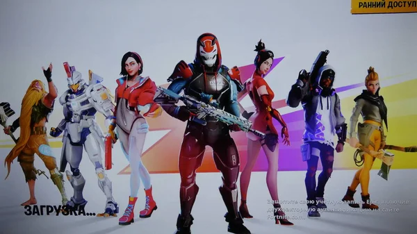 İki hafta video oyunları görüntüleri yakın çekim oynamak. Adam büyük ekran Tv ile popüler bir oyun oynar. 28 Mayıs 2019. İtalya Roma