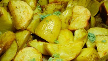 patates fırında kızartılır. genç rendelenmiş sarımsak serpilir