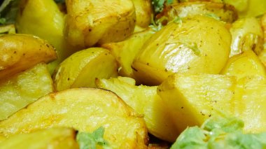 patates fırında kızartılır. genç rendelenmiş sarımsak serpilir