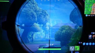 Fortnite video oyunları görüntüleri yakın çekim oynar. Adam büyük bir ekran TV ile popüler bir oyun oynar. Mayıs 28, 2019. İtalya Roma....