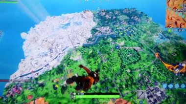 Fortnite video oyunları görüntüleri yakın çekim oynar. Adam büyük bir ekran TV ile popüler bir oyun oynar. Mayıs 28, 2019. İtalya Roma....