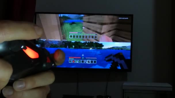 フォートナイトのビデオゲームでは 映像のクローズアップを再生します 男は大画面テレビで人気のゲームをプレイします 2019年5月28日イタリアローマ — ストック動画