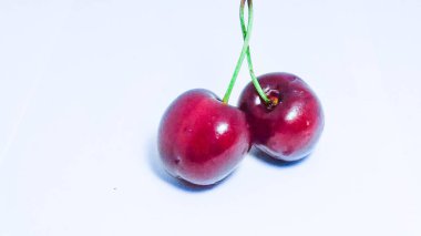 beyaz bir arka plan üzerinde iki kiraz. Yaz