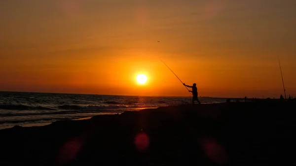 Visser Vangt Vis Aan Zee Zonsondergang Aan Kust — Stockfoto