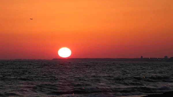 Puesta Sol Orilla Del Mar Cielo Rojo Naranja —  Fotos de Stock