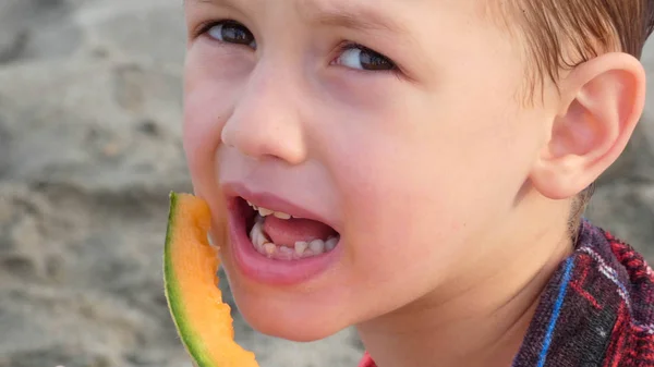 Face Boy Närbild Som Äter Melon — Stockfoto