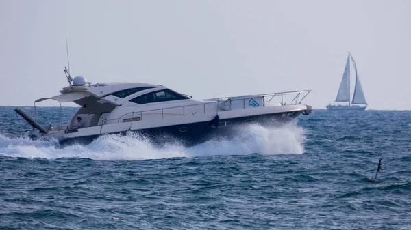 Navigazione Yacht Vicino Alla Costa Ostia Piccolo Villaggio Italia — Foto Stock