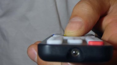 adam Tv uzaktan değiştirir.