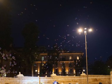 gece şehrin arka planda sabun kabarcıkları