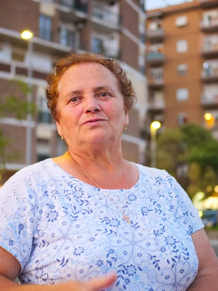 Retrato Uma Mulher Idosa Óculos Sol — Fotografia de Stock