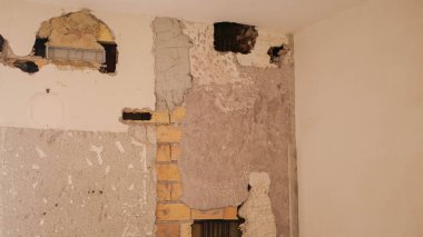 Daire tamiri, boru çekim Isıtma. Komşular sular altında