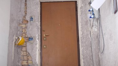 Daire tamiri, boru çekim Isıtma. Komşular sular altında