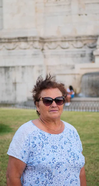 Güneş Gözlüğü Yaşlı Bir Kadının Portresi — Stok fotoğraf