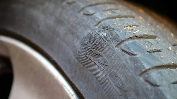 Araba lastiğinde bir yürüyüş vardı. kötü lastikler