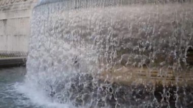 çeşmeden su dökülür. yavaş çekim