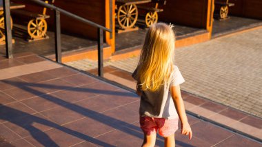 Küçük Prenses. taç ile küçük kız pencereden dışarı bakar