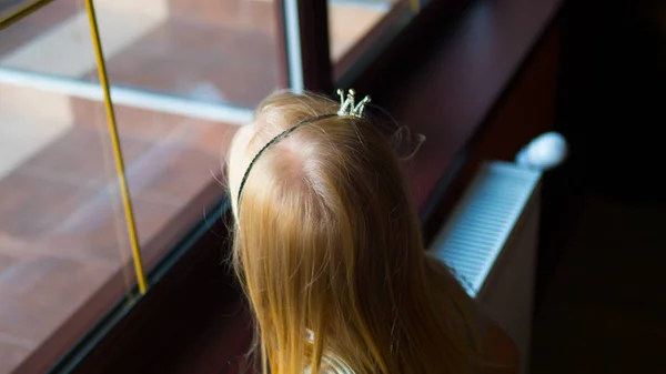 Piccola Principessa Bambina Con Corona Guarda Fuori Dalla Finestra — Foto Stock