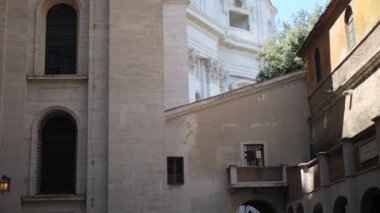 Roma mimarisi. Roma, İtalya'nın eski kesiminde güzel dar sokak. Ortaçağ binaları