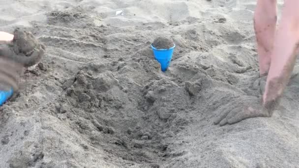 孩子们在沙里玩耍 快乐的孩子在沙滩上挖沙 — 图库视频影像