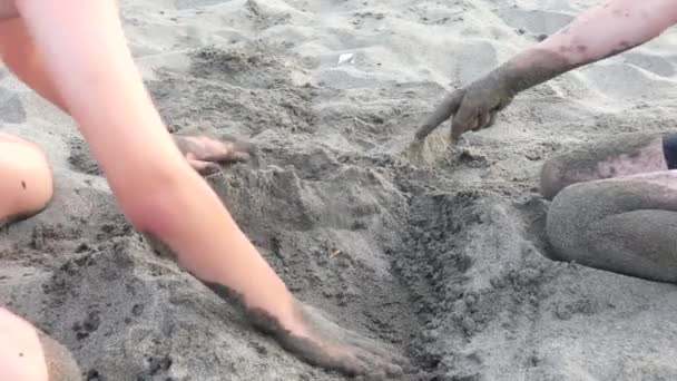 Kinderen Spelen Het Zand Gelukkige Kinderen Graven Zand Het Strand — Stockvideo