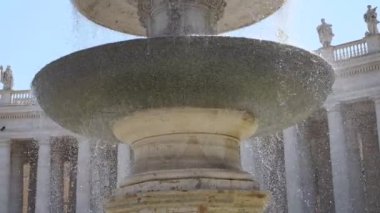 St Peter's İtalya'da meydanda çeşme