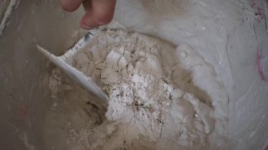 çözeltiyi kovada karıştırma