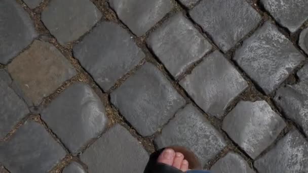 Homem Chinelos Anda Sobre Uma Pedra Paralelepípedos — Vídeo de Stock