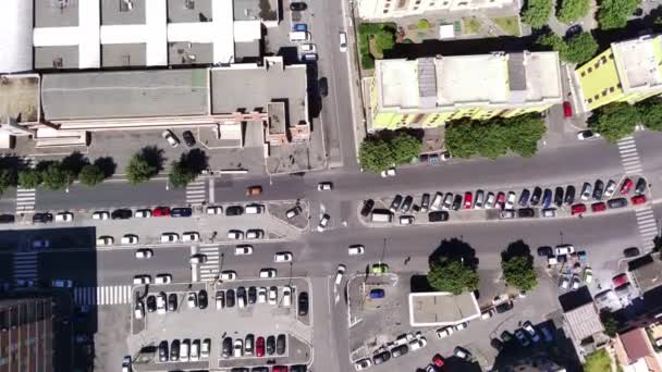 Felülnézet parkolóval és közúttal, amikor a jármű elhalad mellette - előre halad — Stock videók