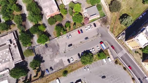 Vertical landing of a drone over a parking lot — Stock Video