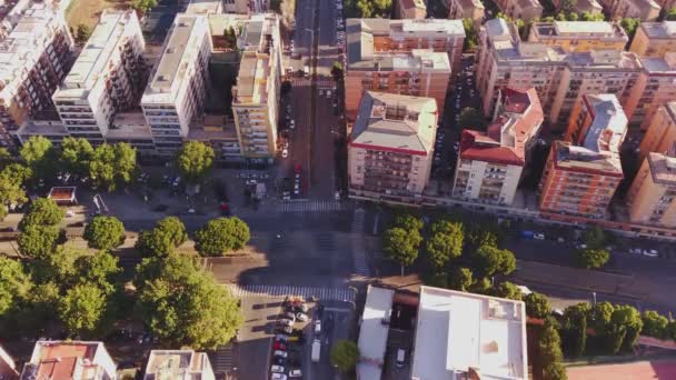 Flygbilder från ovan av en flygande drönare i huvudstaden Rom med byggnader, transport, energiinfrastruktur — Stockvideo