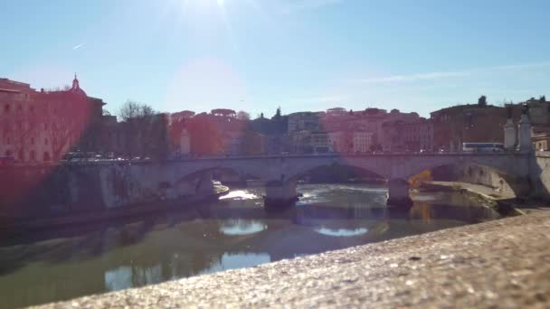 De Tiber rivier in Rome in mei. Statisch schot — Stockvideo