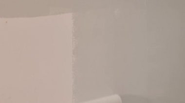 İşçi silindiri duvarı boyuyor, inşaat endüstrisi.