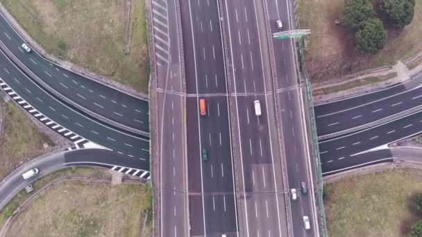 Antenowy dron panoramiczny wystrzelił nad koleją. Samochody jadą autostradą o świcie. Strzał orbitalny na dronie. 4K UHD strzał na drona — Wideo stockowe