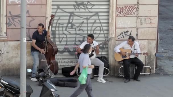 Rom Italien, Juni - 28, 2020. Straßenmusiker spielen unter einem Hochhaus, auf der Einfahrt. in der Nähe der U-Bahn Furio Camillo Rom Italien — Stockvideo