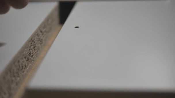 Detailní záběr muže odšroubovávajícího šroubovák. Montáž domácího nábytku doma — Stock video