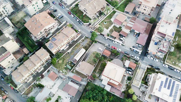 Luftaufnahme von Italien von oben nach unten. Drohnenschuss fliegt über Gebäude, geparkte Autos und Straße — Stockfoto