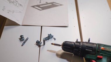 İnsan portresi ve mobilya montajı..