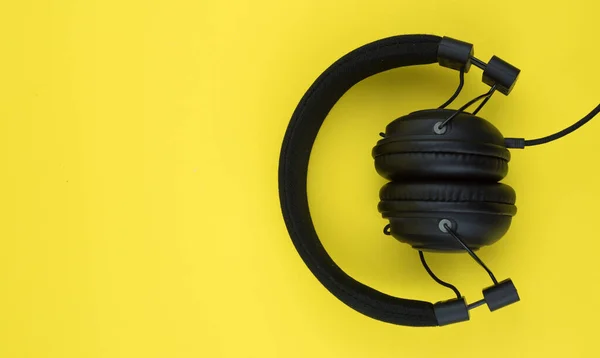 Black Wired Headphones Yellow Background Overhead Isolated Professional Grade Headphones — Stock Photo, Image