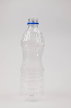 Plastik içecek şişesi beyaz arka planda izole edilmiş..