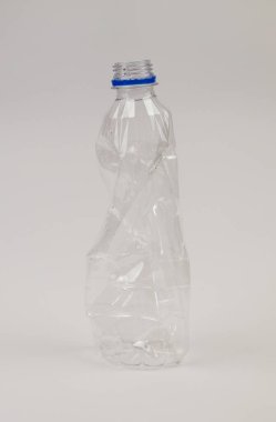 Plastik içecek şişesi beyaz arka planda izole edilmiş..