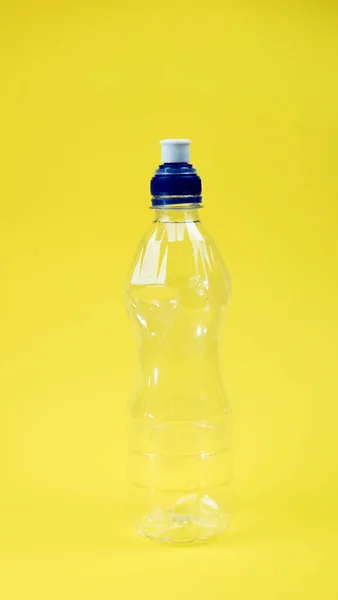 黄底塑料酒瓶隔离特写 — 图库照片