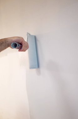 Dekoratörler duvarları silindirle boyuyor..