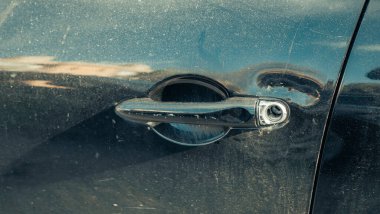 Araba kapısı kırık, yakın çekimli..