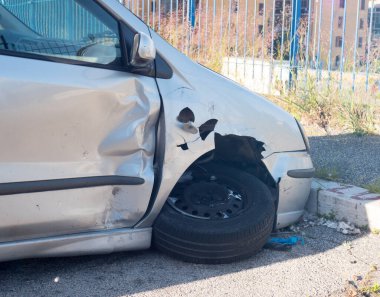 Sokakta trafik kazası, şehirde çarpışmadan sonra hasar gören otomobiller. Kırpma yolu da dahil..