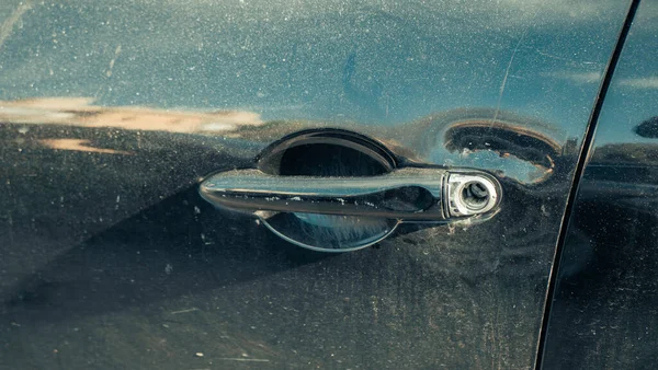 Araba kapısı kırık, yakın çekimli..